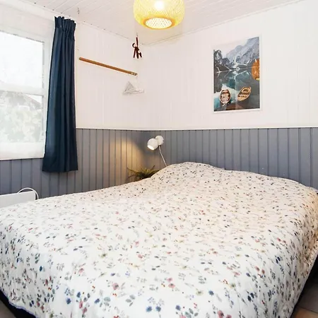 4 Person In Otel Hejls